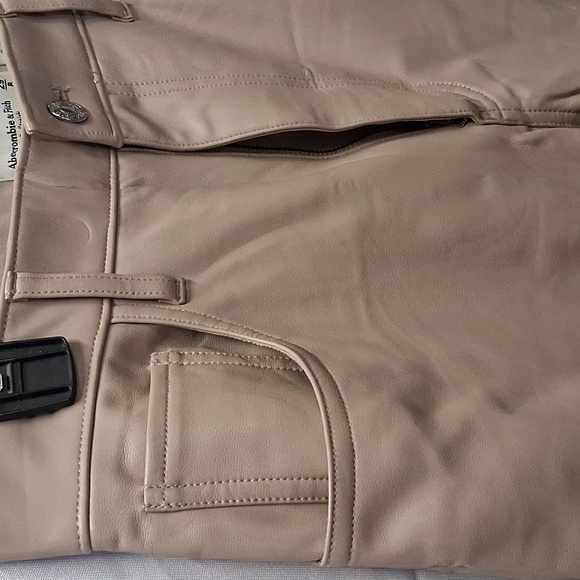 NWOT Abercrombie & Fitch Vegan Leather Pants in Cream Sz. 29 - Picture 3 of 6